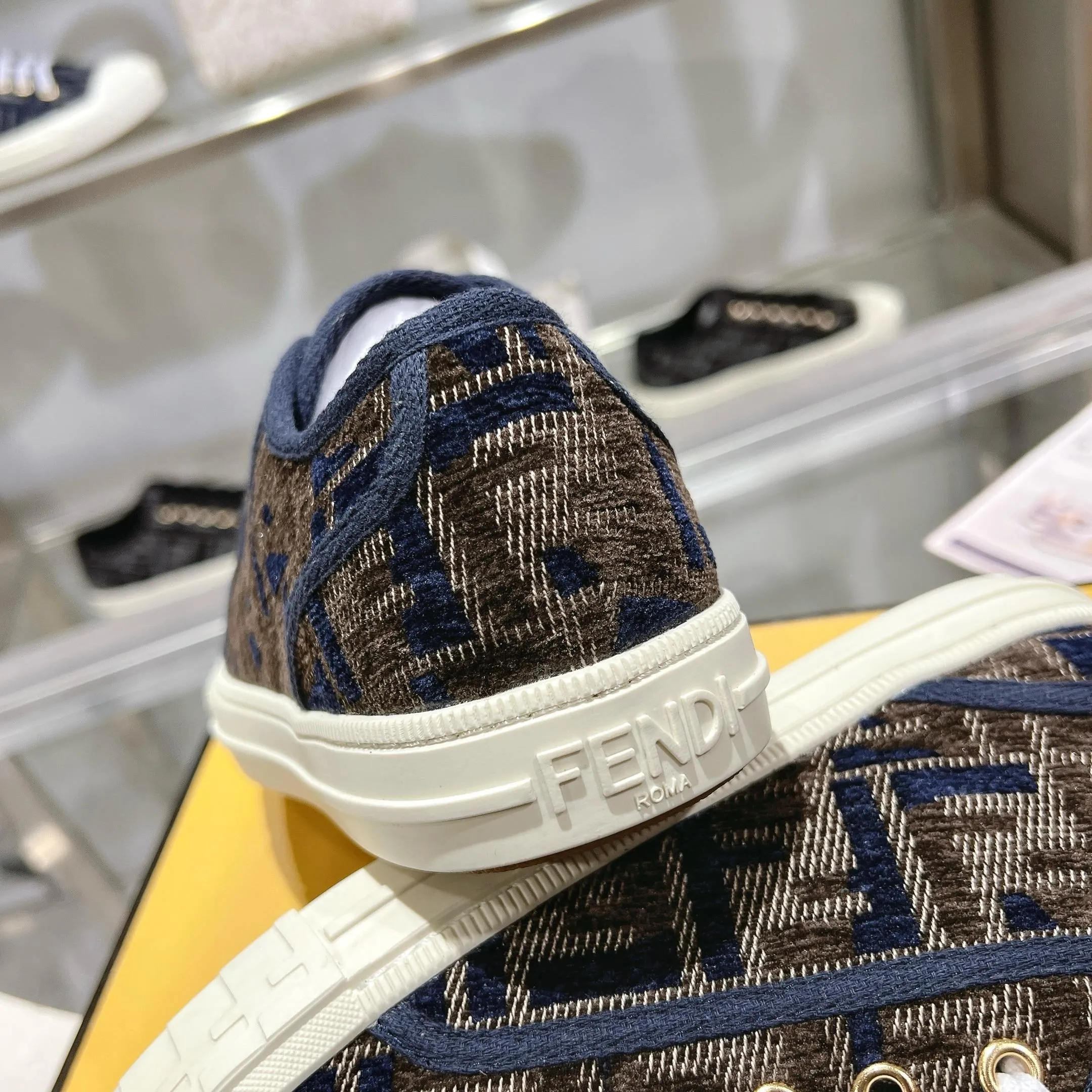 Couple style 💰460❤️Fendi Fendi's latest couple canvas shoes ❑ Fabric: Original customized imported jacquard canvas material ❑ Inner lining: Imported canvas material ❑ Sole: Original molded non-slip TPU outsole ❑ Bottom thickness: 2.5cm ❑ Size: Women's 35-40/Men's 39-45